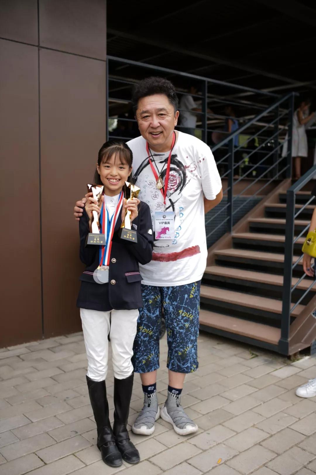 高婳儿与于谦合影