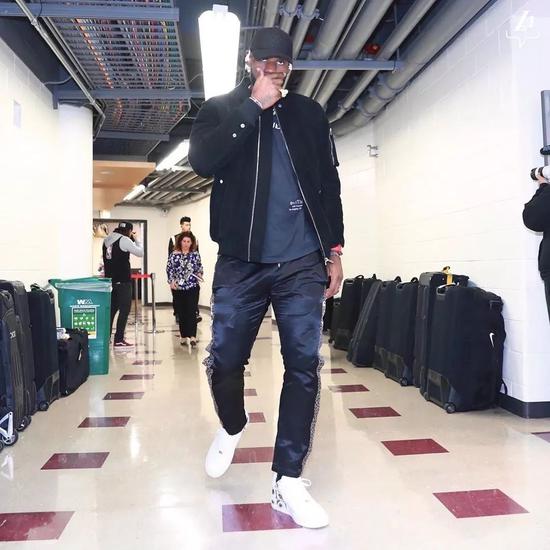 6连胜!湖人NBA第一!詹姆斯三双,这成就32年1次 亚博体育资讯 第3张-亚博体育导航 6连胜!湖人NBA第一!詹姆斯三双,这成就32年1次