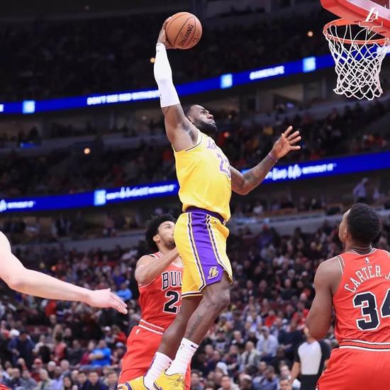 6连胜!湖人NBA第一!詹姆斯三双,这成就32年1次 亚博体育资讯 第9张-亚博体育导航 6连胜!湖人NBA第一!詹姆斯三双,这成就32年1次