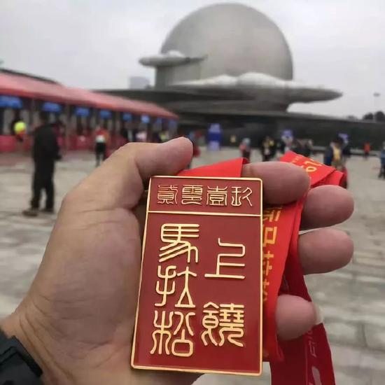 桐乡马拉松奖牌被指印错字!跑友:样式抄袭杭