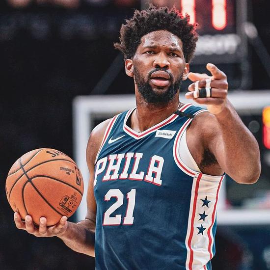 詹姆斯再次受伤！二帝双双倒下！3.18亿组团养伤