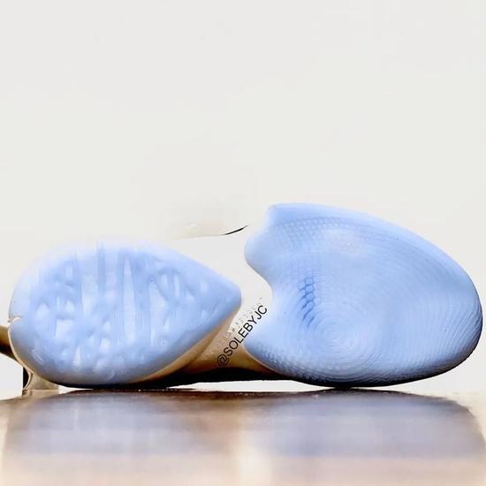 字母哥2代曝光！加了耐克logo的威少签名鞋？