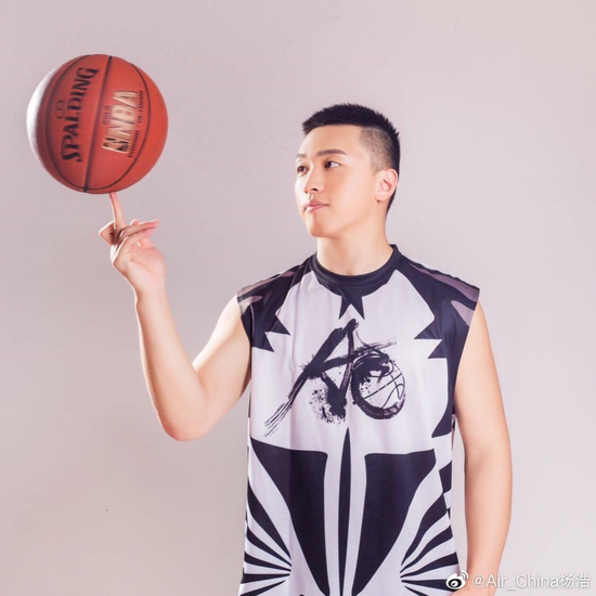 图片来源微博:@air_china杨浩老爹差点以为药水哥来了若不是他扣篮了