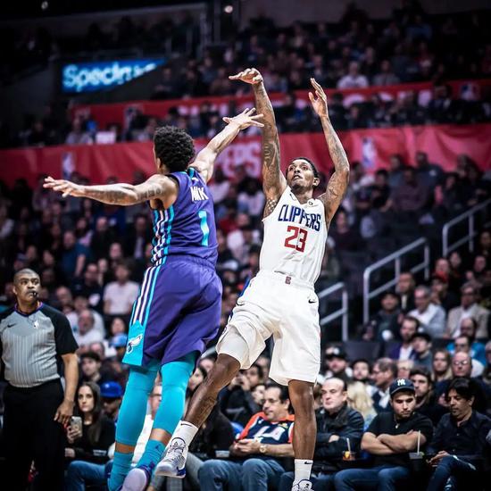 他是NBA唯一同时交两女友 还能和谐相处的球员