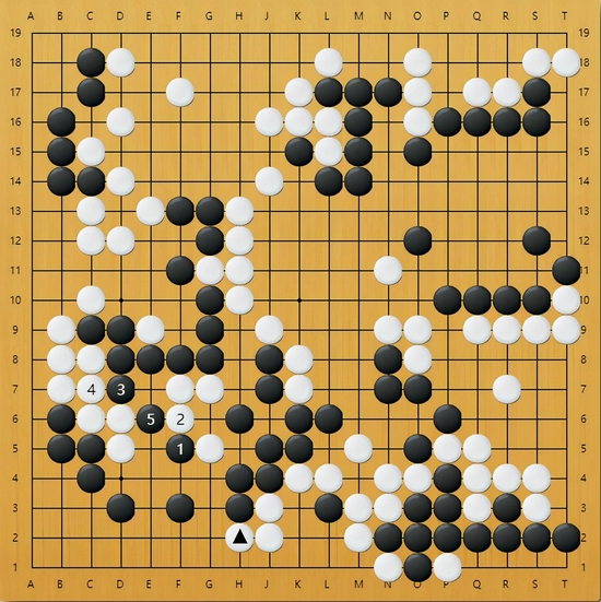 这样黑棋虽然也能联络,但不能顺便吃掉白棋一子