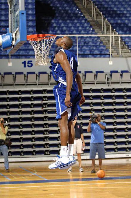 34岁轻吻篮筐巅峰霍华德能摸篮板上沿吗