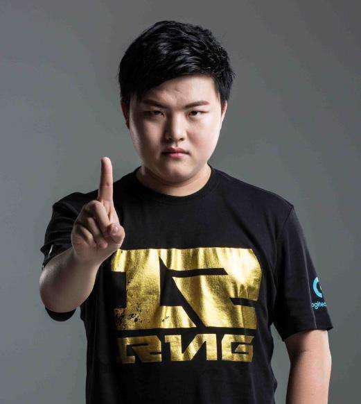 Uzi成“斗地主慈善家” 你的牌打得也太好了！