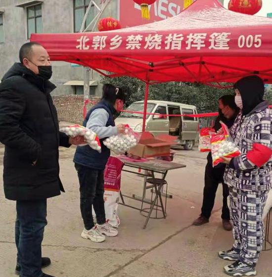 朱莎莎(左二)给疫情防控监测点送汤圆