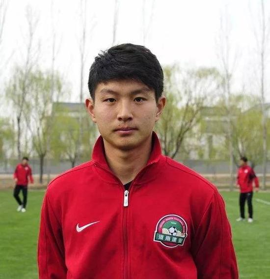 J联赛的鸟栖沙岩俱乐部官方宣布签约中国球员王嘉楠