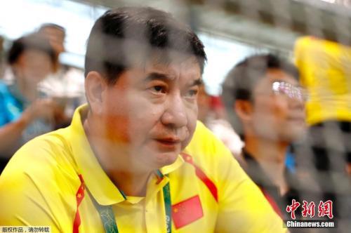资料图:王义夫在场边观战。中新网记者 富田 摄