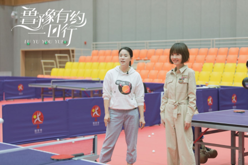 图:王楠和鲁豫在看孩子打球