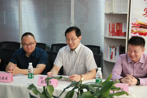 (左二为张强强)