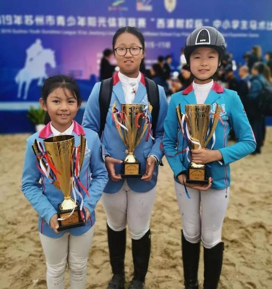 江苏省苏州市金鸡湖学校在苏州首届中小学生马