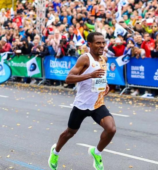 贝克勒力压基普乔格排名世界第一 董国建128名