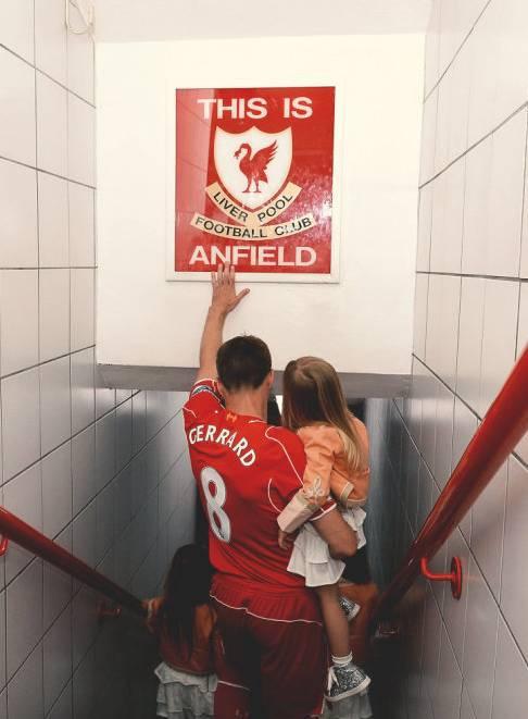 熟悉的场景 范迪克晒照触摸 This is Anfield