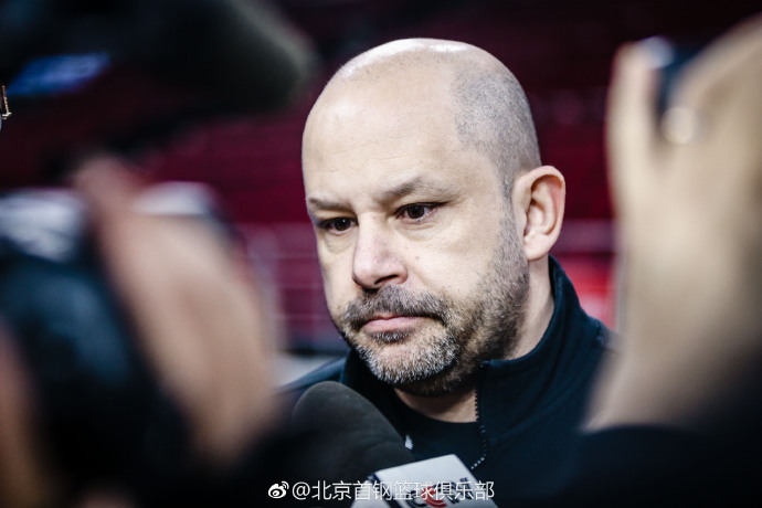 雅尼斯现在要屏蔽自己的耳朵不听外界的评论