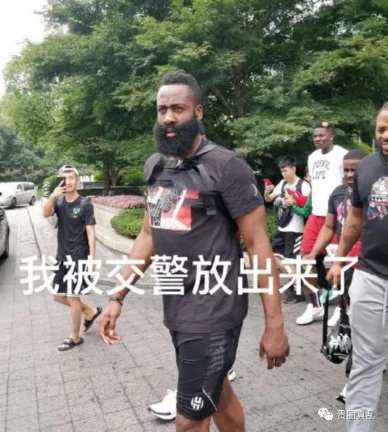 哈登骑小电驴违规被警察抓了被彻底玩坏了