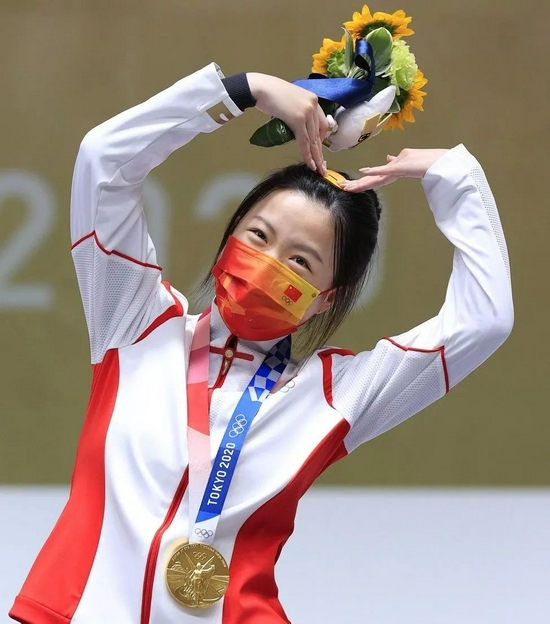 杨倩佩戴中国代表团口罩甜美比心