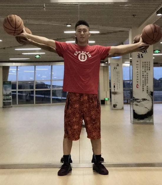 与李名扬取得了联系,今天ballin带大家一起来认识一下这位山东篮球手