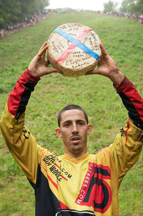 参赛者连滚带爬『克里斯』! ¨的是> 英国滚奶酪大赛一男子夺21冠 - 9