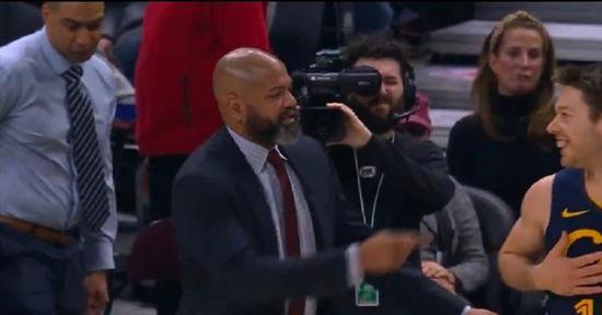 惨哭！离奇失首发 球员最怕的事他1场全经历了