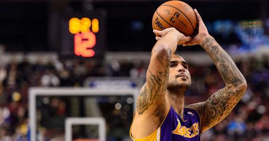 湖人“基石”萨克雷，去开挖掘机了...