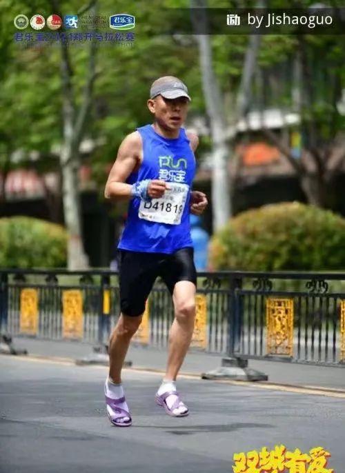 太厉害了!拖鞋哥跑马拉松 成功跑进3小时