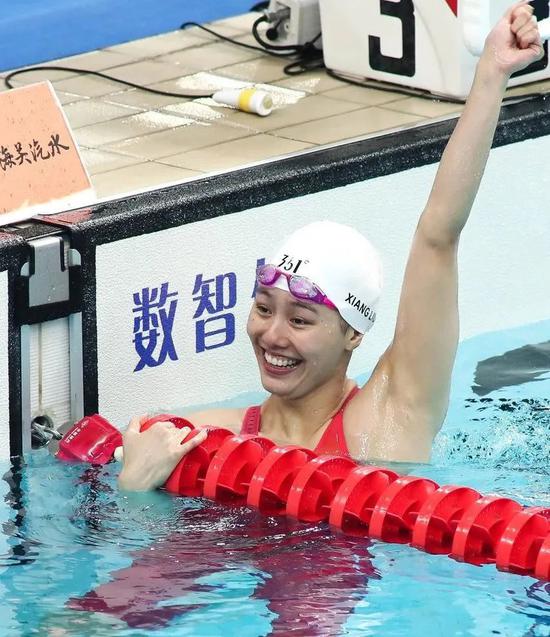 泳池中挥臂庆祝的刘湘