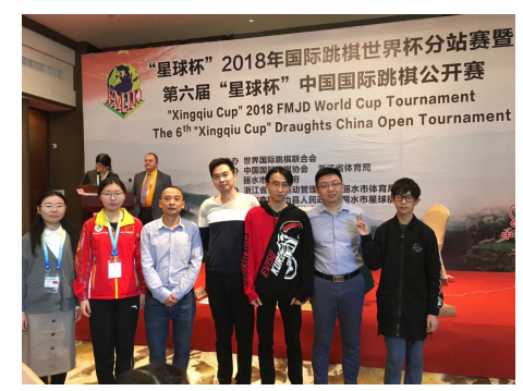 左起：阿拉腾花、赛娅、主教练高升建、周伟、杜一夫、郑策、孙博文