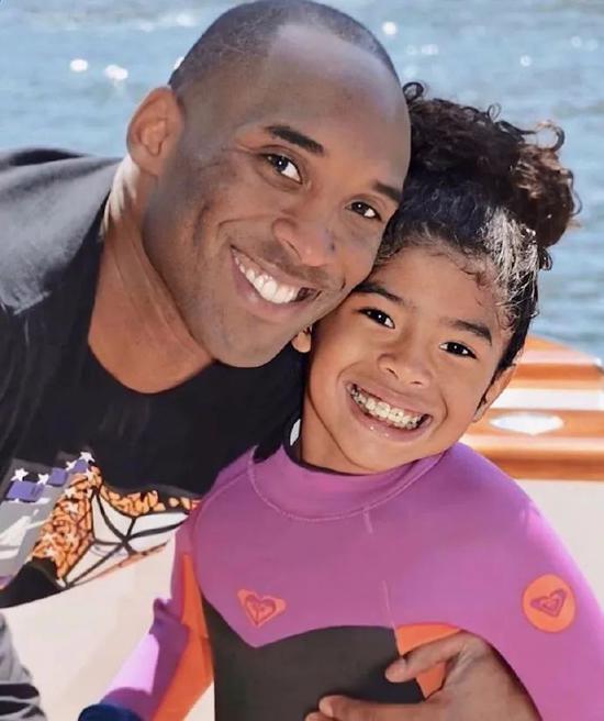 真相！科比把登机时间提前！他想看另一场比赛