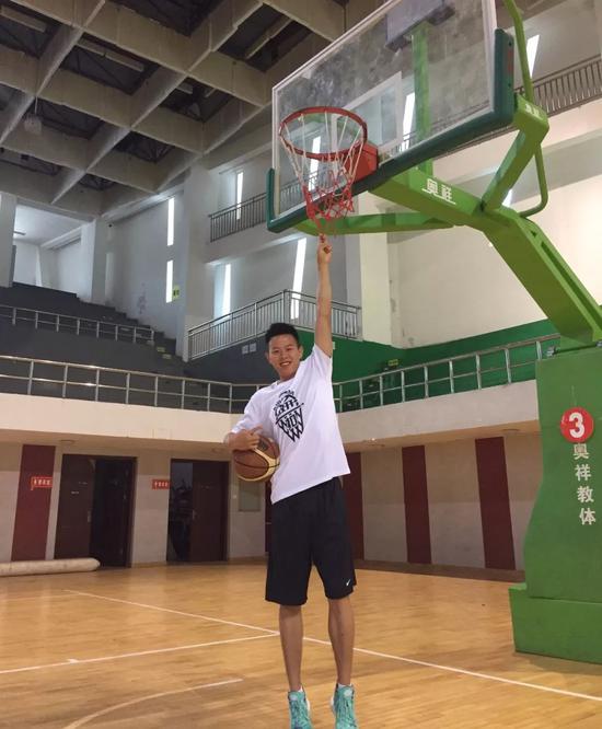 扣篮的他,因为身高才一米6 ,老天还将他的弹跳强行压制了两年,让姜文