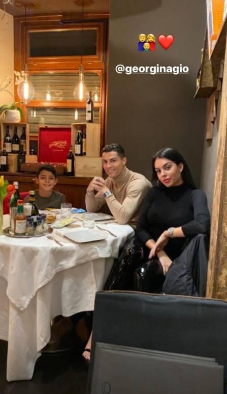 秀恩爱！C罗晒照亲吻女友 迷你罗沦为电灯泡|图