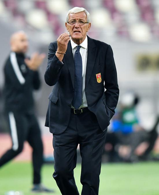 里皮在场边指挥.