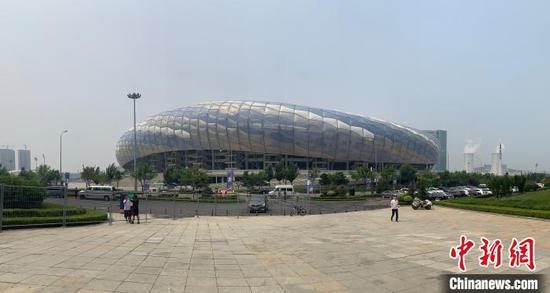 图为大连体育中心体育场全景。 邓涵竹 摄