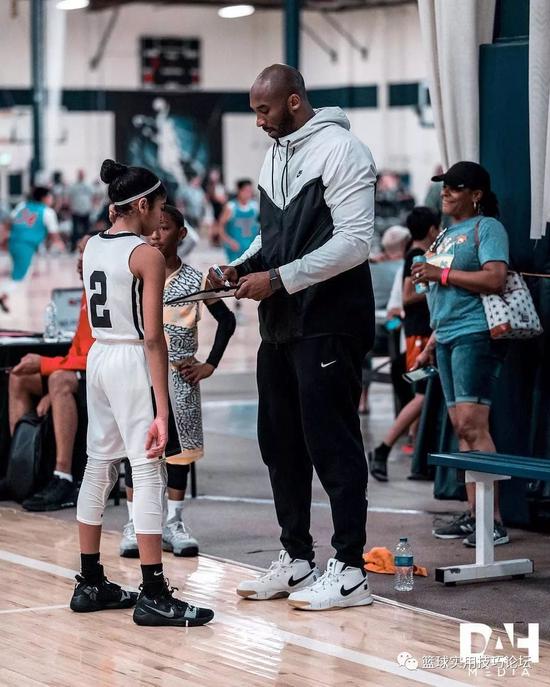 科比二小姐真是天生打篮球的材料_nba_新浪竞技风暴_新浪网