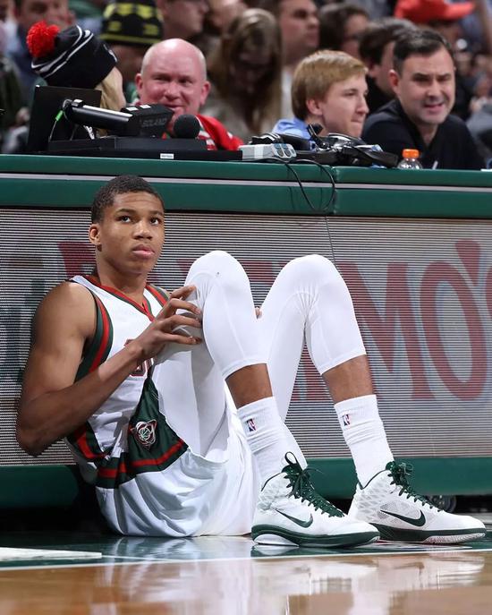 (可以看出来增肌了,腿真长…)