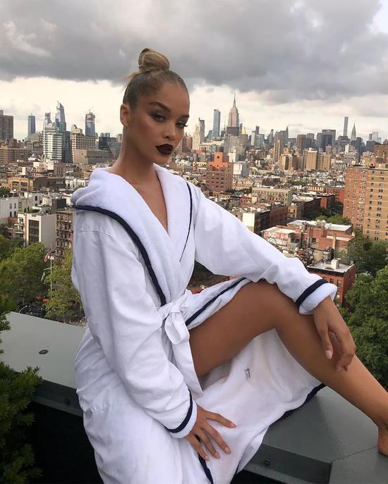 颜值和身材,女友和战靴,最近乌布雷很忙!