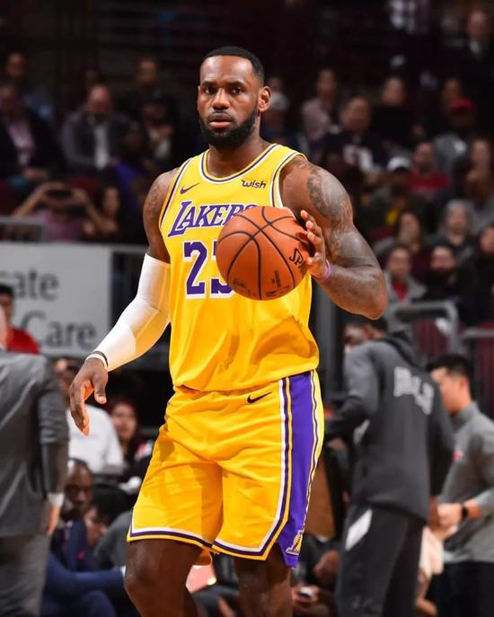 6连胜!湖人NBA第一!詹姆斯三双,这成就32年1次 亚博体育资讯 第25张-亚博体育导航 6连胜!湖人NBA第一!詹姆斯三双,这成就32年1次