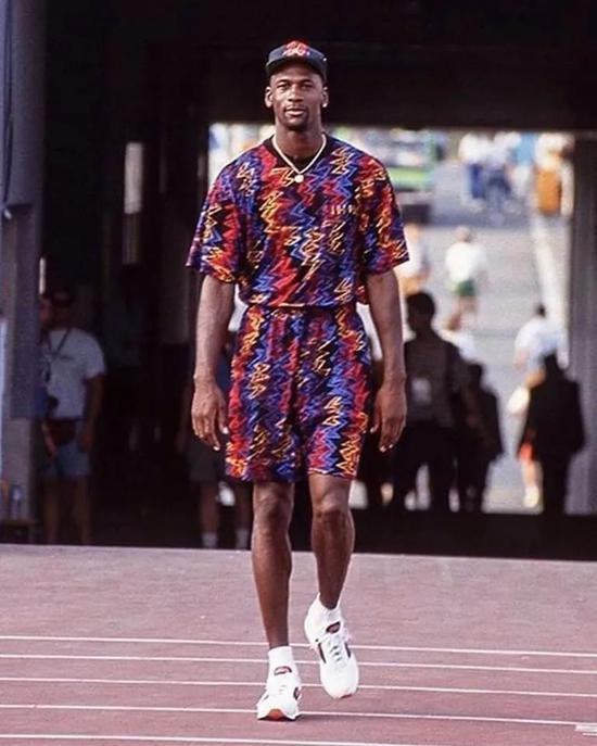 乔丹亲穿aj1即将拍卖aj3火焰红夏季登场