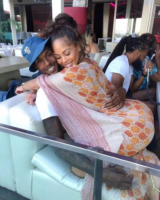 他是NBA唯一同时交两女友 还能和谐相处的球员