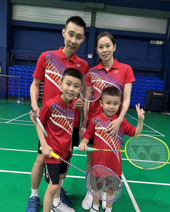 李宗伟与妻儿打羽毛球 一家四口穿同款球衣太有爱！