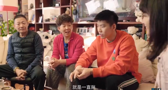 "原来最初刘雨辰打羽毛球是为了减肥,小时候的刘雨辰是个100斤的胖子.