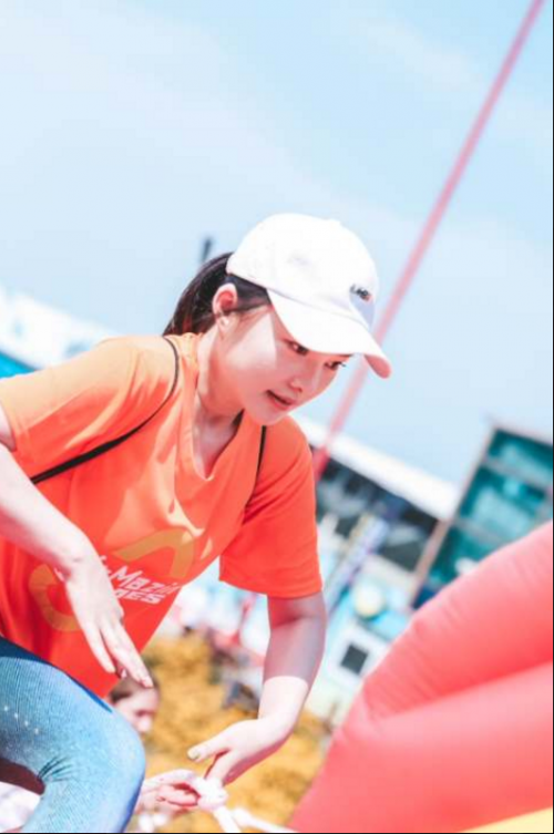 空气英雄障碍挑战赛登陆中国吸引众帅哥美女参赛