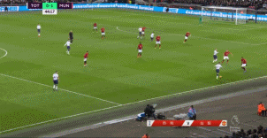 图4：曼联中场断球之后，博格巴长传助攻拉什福德得分