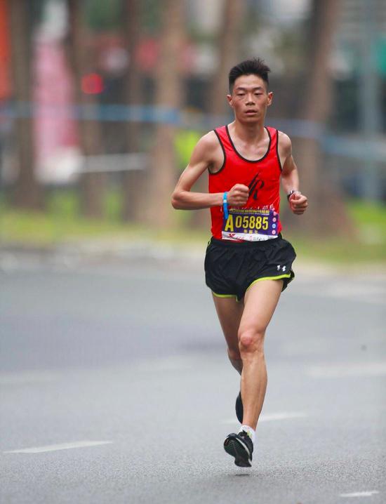 深马国内冠军张振龙:全马2小时13分 真正的大神_跑步频道_新浪竞技