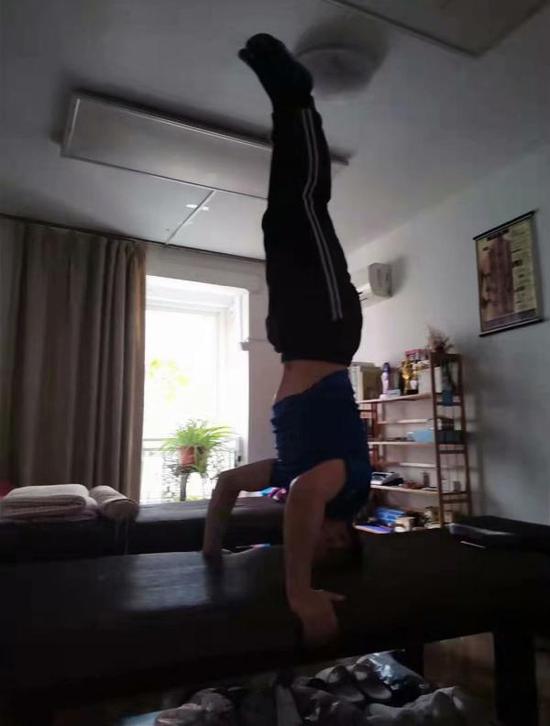 绕着房间也能跑马！浙江“大神”一个月跑500公