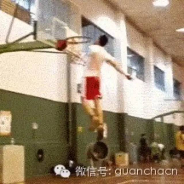 陈登星亲吻篮筐