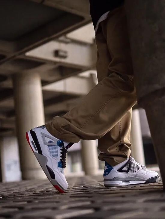 我看有人吵了起来只因为用元年的aj4配鸳鸯