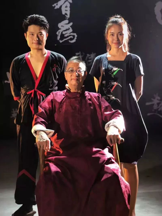图为梁挺博士(中)与国际咏春总会两位弟子