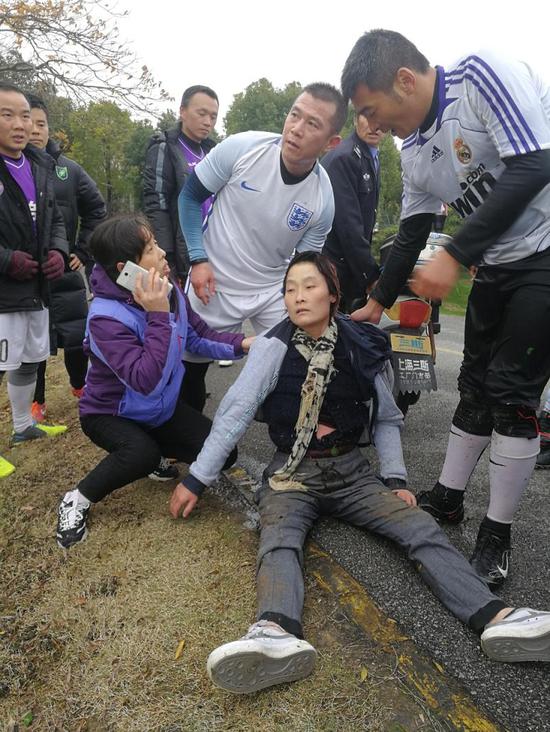 图说:一批业余足球队员在寒冬腊月跳入刺骨河水,成功救助溺水女子上岸
